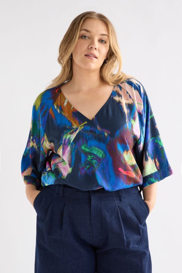 A1543-M-Moda_V_Neck_Top_VAARA_PRINT-8