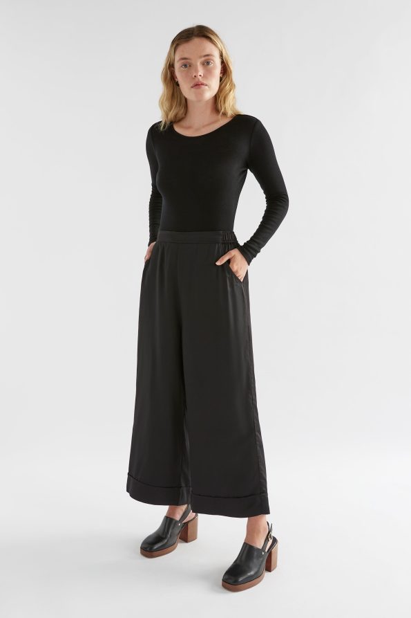 ET189_B-Merino-Long-Sleeve-Top_Black_Wide-Leg_Culotte_Black3_f141e6e1-4a7d-44d8-aea1-436c5e0dad7c